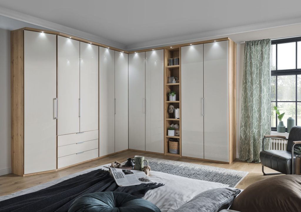 MONACO_1000_2000_03031_19_EBI_Gl.Champ._Eckkombination_Falttüren_Griffe_Silber